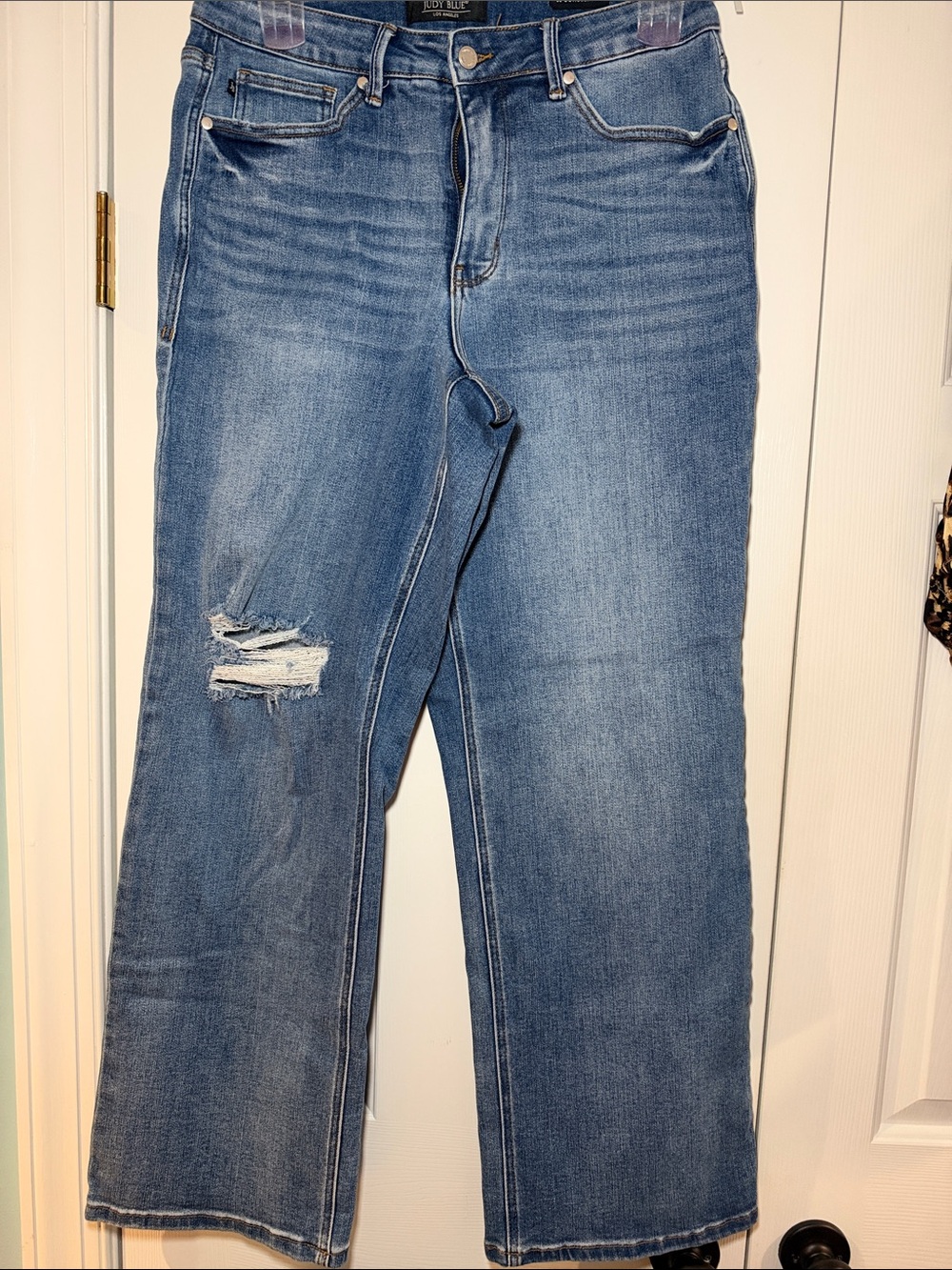 Judy Blue Medium Blue 90’s Straigbt Fit Jeans with Distressed Knee